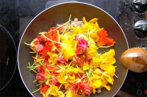 Салаты начали готовить из цветов