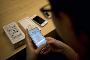Хакер, который сможет сломать сканер отпечатка пальца на iPhone 5S, получит денежный приз