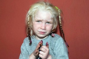В Греции у цыган обнаружена белокурая девочка